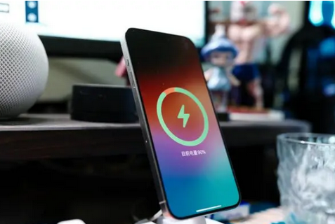 城中苹果15换屏服务分享用什么充电器给iPhone15充电更好 